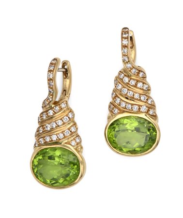 Orecchini in oro, brillanti e peridoti Oro giallo 750/000. Peridoti ct.9 ca....