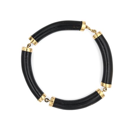 Bracciale in oro e corallo nero Oro giallo 750/000. Peso complessivo gr....