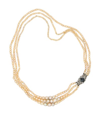 Collana di perle naturali a tre fili con chiusura in oro, diamanti e zaffiro...