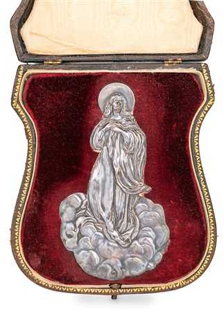 Lamina sbalzata ed incisa in argento 800/000 raffigurante Madonna sulle nubi,...