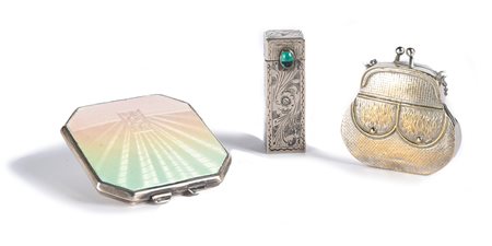 Tre accessori femminili in argento e in metallo argentato portacipria in...