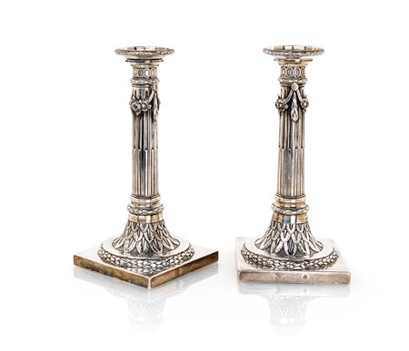 Coppia di candelieri a colonna in argento, Francia fine del XVIII secolo...