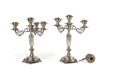 Coppia di candelabri in argento a quattro luci, Francia (?), XIX secolo fusto...