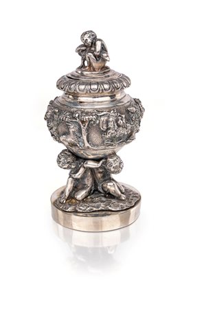 Calamaio in argento 800/000, Italia, 1880 ca. a forma di coppa sorretta da...