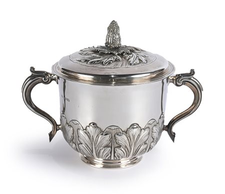 Coppa biansata in argento con coperchio, Inghilterra corpo cilindrico calzato...