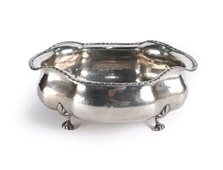 Centrotavola in argento 800/000 forma ovale con profilo lievemente curvilineo...