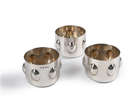 Tre bicchieri in argento, Brandimarte, forma cilindrica con ovali cabochon cm...