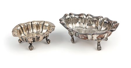 Due vaschette in argento ovali dalle simili caratteristiche entrambe con orlo...