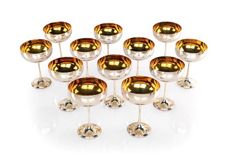 Dodici coppe da champagne in argento 800/000 interno dorato, esile stelo su...