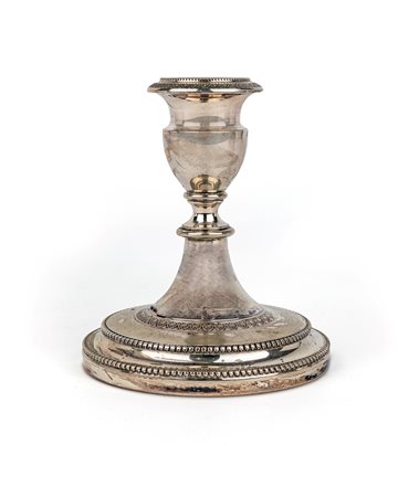 Piccolo candeliere in argento basso portacandela a vaso su piede circolare...