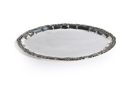 Piccolo vassoio ovale in argento profilo con volute vegetali e conchiglie...
