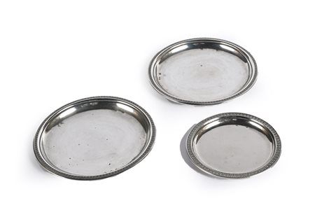 Tre piattini in argento con profilo a palmette (coppia diam. cm 16 + 1 cm...