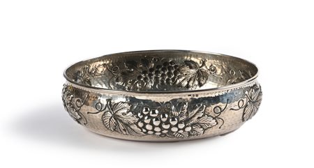 Centrotavola ovale in argento 800/000 decorato da tralci d'uva sbalzati cm...