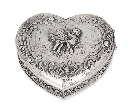 Porta gioie in argento a forma di cuore, Milano Anni Sessanta decorato sul...
