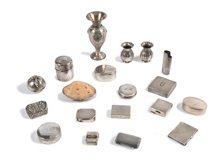 Lotto composto da piccoli oggetti in argento coppia di vasetti percorsi da...
