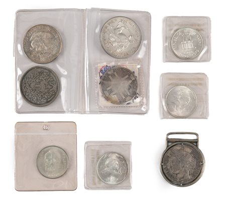 Lotto di 8 monete in argento e un fermasoldi con moneta da 5 Franchi 1841...
