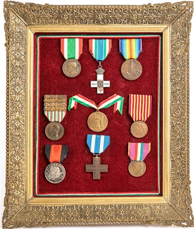 Quadro con 8 Medaglie di bronzo della Prima Guerra Mondiale 1915/1918 con...