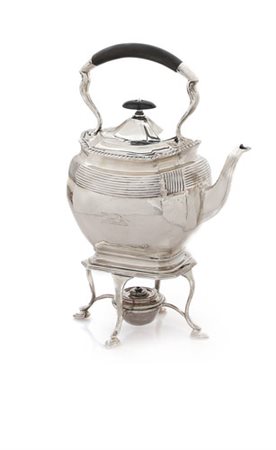 ARGENTI D'EPOCA TEA-KETTLE IN ARGENTO, LONDRA, 1900, sagomato con profili...