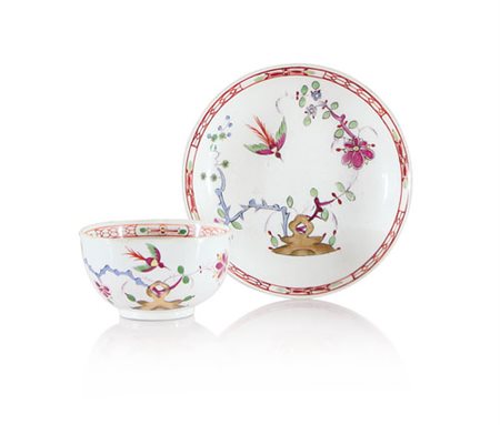 MEISSEN TAZZA CON PIATTO IN PORCELLANA, MEISSEN, 1780 CA., decoro policromo a...