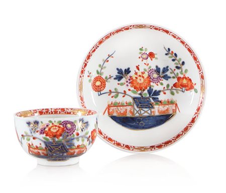 MEISSEN TAZZA CON PIATTO IN PORCELLANA, MEISSEN, 1740 CA., decoro policromo e...