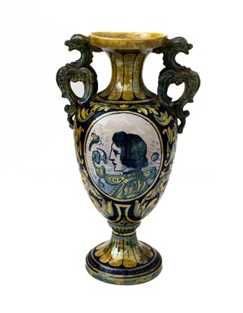 Centrotavola decorato a lustro metallico biansato con anse draghiformi, coppia di medaglioni - al fronte e al retro - centrati dai ritratti di due personaggi 