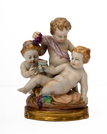 Tre putti bacchici in porcellana    Manifattura di Capodimonte del XX secolo