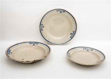 Set di tre piatti con decoro a fiori stilizzati nella tesa   Manifattura di Castelli del XX secolo