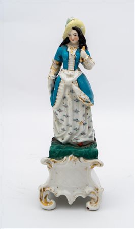 Scultura in porcellana raffigurante giovane dama. Al retro cilindro portafiori a foggia di tronco d'albero cavo.   Manifattura francese della fine del XIX secolo
