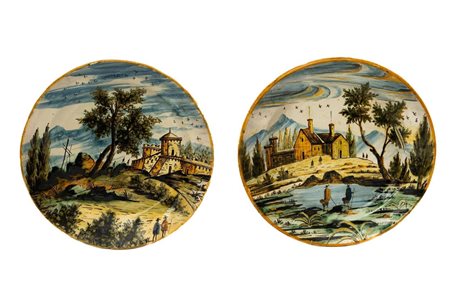 Coppia di piatti con decoro di città e viandanti    Manifattura di Torre de' Passeri della fine del XIX secolo