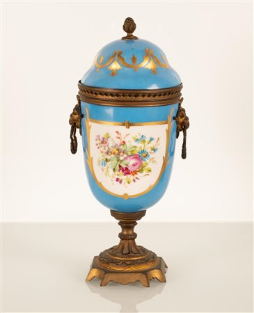 Vaso in porcellana con fondo blu e decoro in oro. Manifattura Sevres XIX secolo   