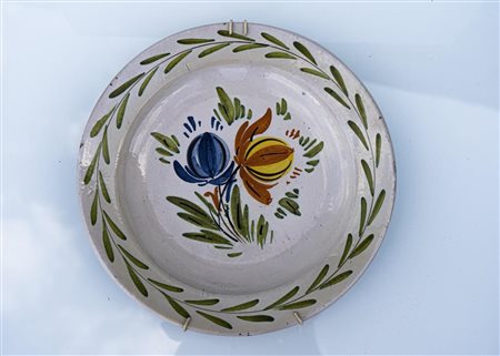 Piatto della ditta Matricardi con decoro floreale   Manifattura ascolana degli anni Venti del XX secolo