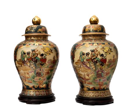 Coppia di vasi Satsuma riccamente decorati con scene di genere. Cina, seconda metà del XX secolo   