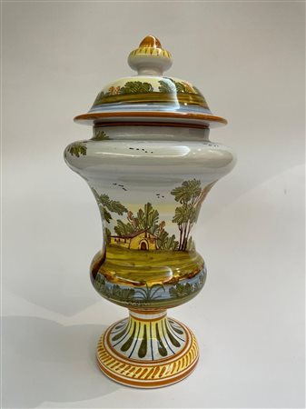 Vaso a campana con coperchio decorato con paesaggio e case.   Manifattura Di Stefano - Castelli XX secolo