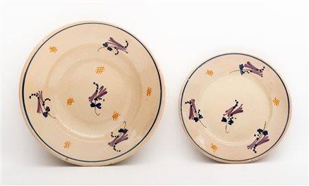 Coppia di piatti con decoro a fiori viola, uno fondo ed uno piano   Manifattura di Castelli della prima metà del XX secolo