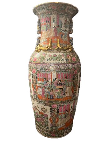Grande vaso Canton in porcellana del XX secolo con decori di vita quotidiana in inserti fioriti.   