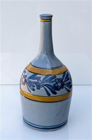 Bottiglia con decoro floreale in smalto berrettino   Manifattura di Castelli della fine del XIX secolo