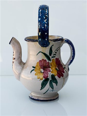 Brocca con manico decorata con motivi floreali. Manifattura Castelli, primi anni del XVIII secolo   