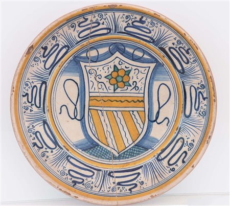 Piatto con stemma della famiglia Orsini. Manifattura Deruta seconda metà del XV - primi anni del XVI secolo.   