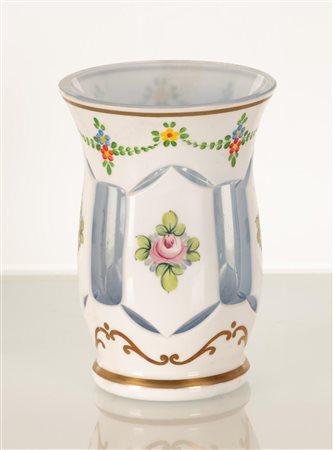 Vaso in porcellana bianca e vetro finemente decorato con festoni floreali ed inserti    