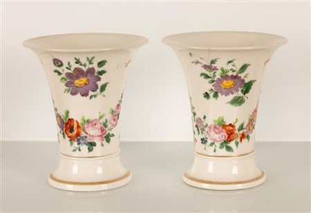Coppia di piccoli vasi a campanula con decoro floreale. Manifattura del XIX secolo.    