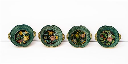 Set di quattro coppette in maiolica con manici intrecciati e decoro nel cavo con graticcio verde e fiori su fondo nero    Manifattura di Giulianova della metà del XX secolo