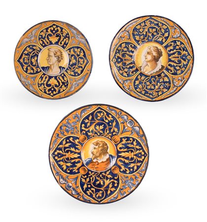 Lotto di 3 piatti in maiolica decorati in policromia. Nel cavetto figure maschili e femminili su fondo arancio con motivo rocaille   Manifattura di Pesaro del XIX secolo