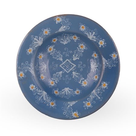 Centrotavola in maiolica turchina interamente decorato con fiori e volute nei toni del bianco e del giallo   Manifattura castellana della prima metà del XVII secolo