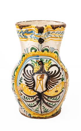 Boccale in maiolica con becco carenato decorato con ampia riserva centrale centrata da uno scudo con al centro un compasso e la figura di un'aquila stilizzata   Manifattura campana del XVIII secolo