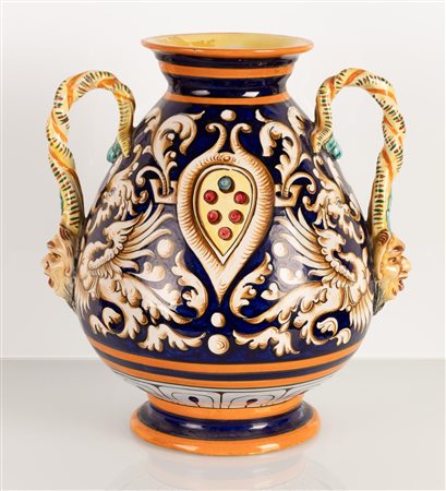 Vaso in maiolica biansato con anse ritorte terminanti a mascheroni antroomorfi. Manifattura Egisto Fantechi, inizi del XX secolo.    