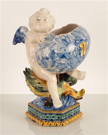 Soprammobile in maiolica portafiori con putto bianco modellato a tutto tondo. Manifattura Cantagalli, XX secolo   