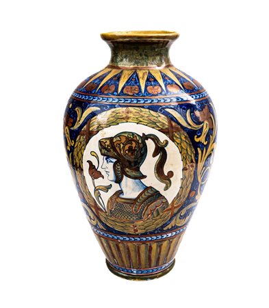 Vaso in maiolica  a lustro metallico decorato a grottesche stanti a racchiudere un medaglione con profilo di uomo con elmo S.C.U. (Società Ceramica Umbra)   Manifattura di Gualdo Tadino del XX secolo