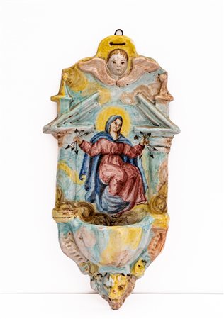 Acquasantiera con effigie della Madonna delle Grazie recante in mano delle frecce spezzate Manifattura di Cerreto Sannita del XIX secolo