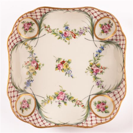 Piccolo vassoio quadrato in porcellana Sevres con decoro a treillage alternato da riserve con mazzetti floreali di rose unite da ghirlande.    