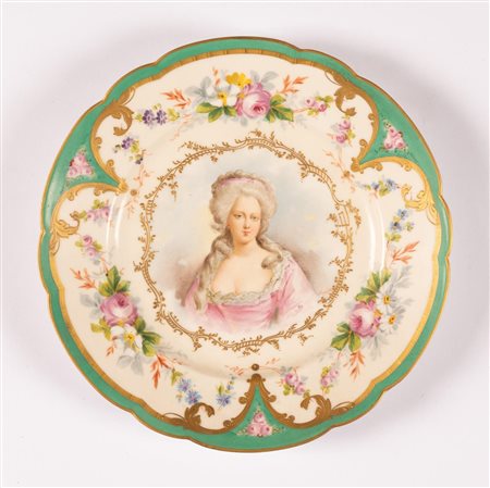 Piattino in porcellana con decoro nello stile Sevres del XVIII secolo in verde e oro e ghirlande floreali sulla tesa. Manifattura M. Montoscoli, XIX secolo   